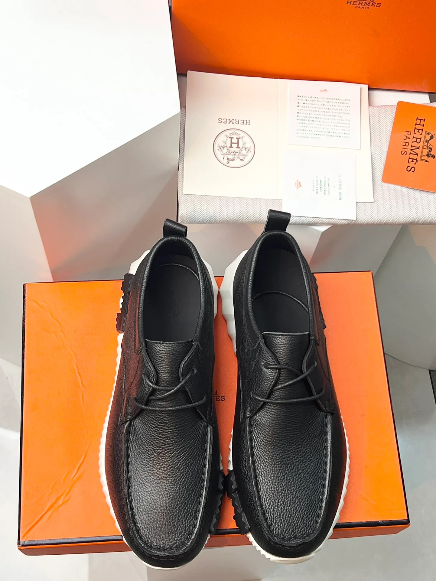 PP660【Hermes】fe new arrival~New Bouncing sneakers are the most comfortable shoes from Hermès. They are extremely light on the feet and look great. You won’t feel tired even when you go shopping and running around👍. They are light and comfortable. They are extremely light. They are perfect for both sports and leisure. They feel great when you step on them! It’s up to you to choose, there’s always what you want~ ✔️Fabric: Imported first-layer cowhide ✔️Inner lining: Imported water-dyed cowhide ✔️Outsole: Seamless combination of IP+TPU (multi-color letters) German technology irradiation machine ✔️Code number: Male 38-44 (45 customized)
